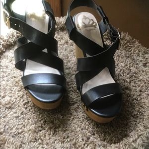 Fergalicious black platform sandals 6.5 M